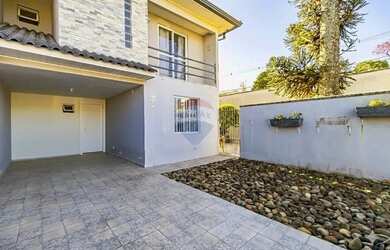 Imagem: A casa possui 3 Dormitórios, 3 Banheiros, 2 Vagas na garagem