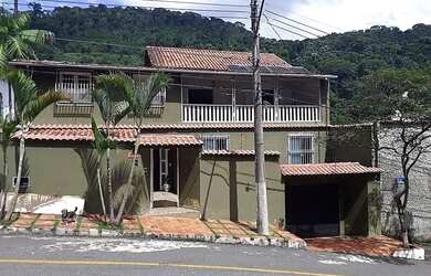 Imagem: A casa possui 5 Dormitórios, 2 Banheiros, 3 Vagas na garagem