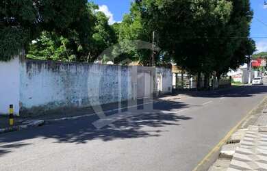 Imagem: O terreno possui 5.600m² de Área e está localizado em Santo