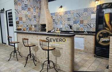 Imagem: A casa possui 3 Dormitórios, 3 Banheiros, 2 Vagas na garagem