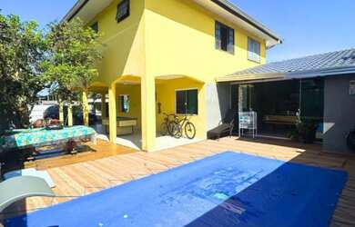 Imagem: A casa possui 3 Dormitórios, 3 Banheiros, 4 Vagas na garagem