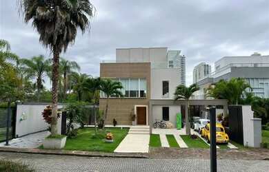 Imagem: A casa possui 5 Dormitórios, 5 Banheiros, 3 Vagas na garagem