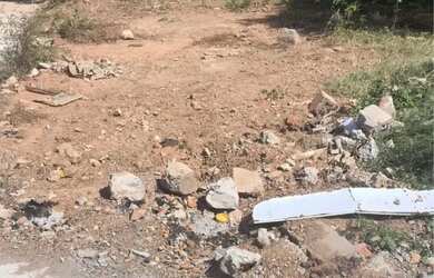 Imagem 1: Vendo um lote faz fundo com upa namorada do ouro tem duas ruas Porq são...