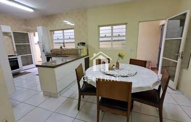 Imagem: A casa possui 3 Dormitórios, 3 Banheiros, 4 Vagas na garagem