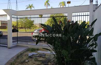 Imagem: A casa possui 3 Dormitórios, 4 Banheiros, 2 Vagas na garagem