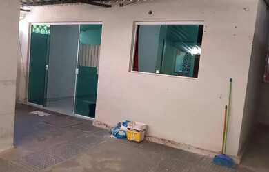 Imagem: A casa possui 2 Dormitórios, 1 Banheiro, 1 Vaga na garagem