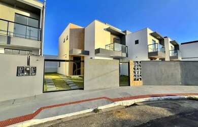 Imagem: A casa possui 4 Dormitórios, 4 Banheiros, 2 Vagas na garagem