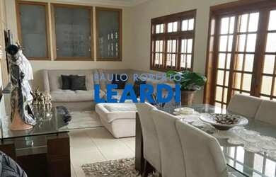 Imagem: A casa possui 4 Dormitórios, 3 Banheiros, 2 Vagas na garagem