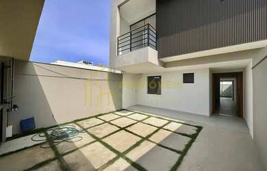 Imagem: A casa possui 4 Dormitórios, 3 Banheiros, 2 Vagas na garagem