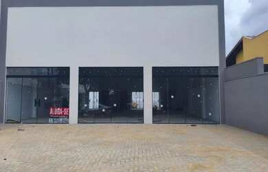 Imagem: O depósito possui 5 Vagas na garagem e 210m² de Área e está