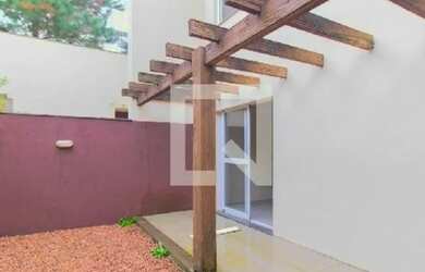 Imagem: A casa possui 3 Dormitórios, 3 Banheiros, 2 Vagas na garagem