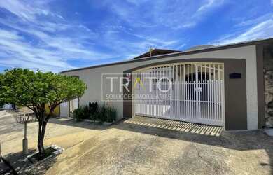 Imagem: A casa possui 3 Dormitórios, 2 Banheiros, 3 Vagas na garagem