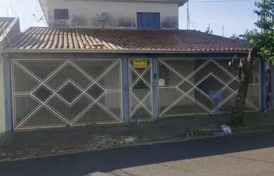 Imagem: A casa à venda possui 5 Dormitórios, 4 Banheiros, 3 Vagas
