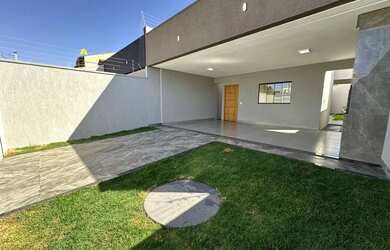 Imagem: A casa possui 2 Dormitórios, 2 Banheiros e 2 Vagas na garagem