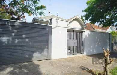 Imagem: A casa possui 3 Dormitórios, 3 Banheiros, 5 Vagas na garagem