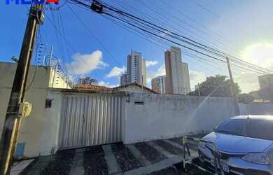 Imagem: A casa possui 4 Dormitórios, 5 Banheiros, 4 Vagas na garagem