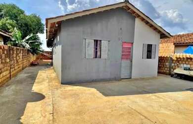 Imagem: A casa possui 2 Dormitórios, 1 Banheiro, Varanda e está localizado