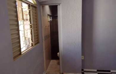 Imagem: A casa possui 2 Dormitórios, 1 Banheiro, 1 Vaga na garagem