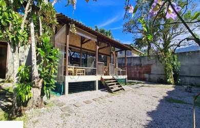 Imagem: A casa possui 3 Dormitórios, 2 Banheiros, 4 Vagas na garagem