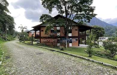 Imagem: A casa em condomínio possui 5 Dormitórios, 5 Banheiros, 2