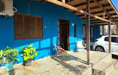 Imagem: A casa possui 2 Dormitórios, 1 Banheiro, 2 Vagas na garagem