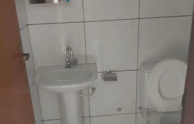 Imagem: A casa possui 3 Dormitórios, 2 Banheiros, 1 Vaga na garagem