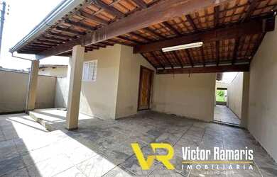 Imagem: A casa possui 3 Dormitórios, 2 Banheiros, 4 Vagas na garagem