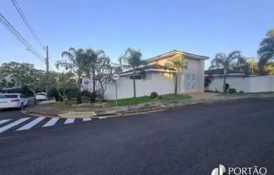 Imagem: A casa possui 3 Dormitórios, 5 Banheiros, 4 Vagas na garagem