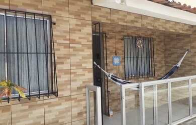 Imagem: A casa possui 3 Dormitórios, 1 Banheiro, 1 Vaga na garagem