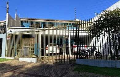 Imagem: A casa possui 4 Dormitórios, 2 Banheiros, 3 Vagas na garagem