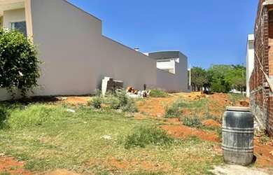 Imagem: O terreno possui 250m² de Área e está localizado em Porto