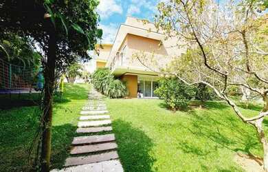 Imagem: A casa em condomínio possui 5 Dormitórios, 5 Banheiros, 4