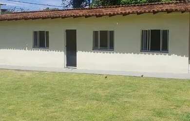 Imagem: A casa possui 2 Dormitórios e 4 Vagas na garagem e está localizado