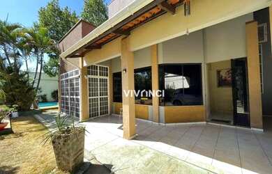 Imagem: A casa possui 3 Dormitórios, 5 Banheiros, 4 Vagas na garagem