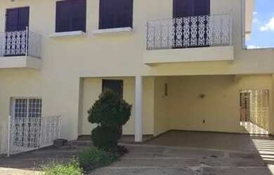 Imagem: A casa possui 4 Dormitórios, 3 Banheiros, 5 Vagas na garagem