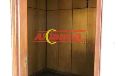 Imagem: A casa possui 3 Dormitórios, 4 Banheiros, 5 Vagas na garagem