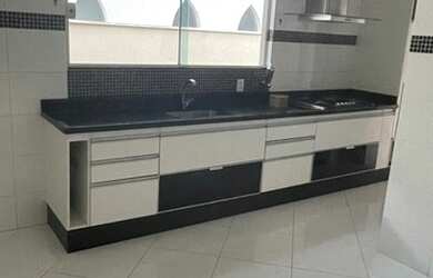 Imagem: A casa possui 4 Dormitórios, 1 Banheiro, 4 Vagas na garagem