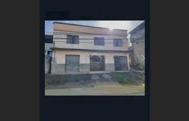 Imagem: A casa possui 4 Dormitórios, 1 Banheiro, 2 Vagas na garagem