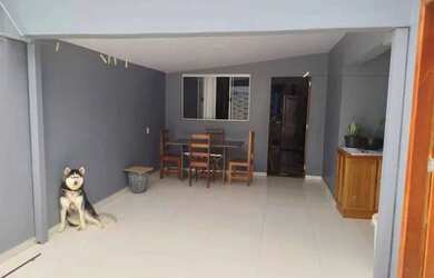 Imagem: A casa possui 3 Dormitórios, 1 Banheiro, 3 Vagas na garagem