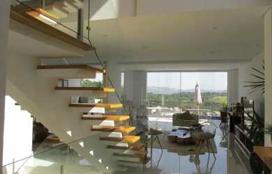 Imagem: A casa possui 3 Dormitórios, 5 Banheiros, 2 Vagas na garagem