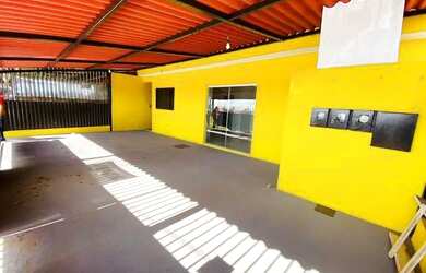 Imagem: A casa possui 3 Dormitórios, 2 Banheiros, 1 Vaga na garagem