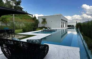 Imagem: A casa possui 3 Dormitórios, 5 Banheiros, 5 Vagas na garagem