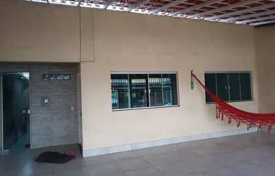 Imagem: A casa possui 2 Dormitórios, 1 Banheiro, 2 Vagas na garagem