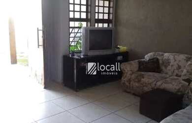 Imagem: A casa possui 3 Dormitórios, 2 Banheiros, 2 Vagas na garagem