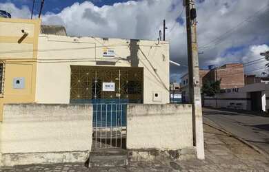 Imagem: A casa possui 3 Dormitórios, 1 Banheiro, 200m² de Área e