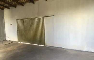 Imagem: A casa possui 3 Dormitórios, 1 Banheiro, 2 Vagas na garagem