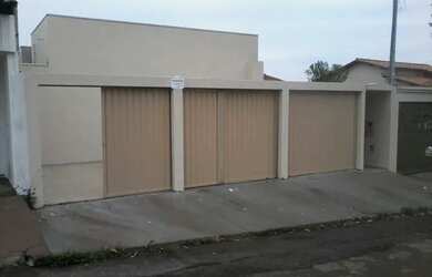 Imagem: A casa possui 2 Dormitórios, 1 Banheiro, 1 Vaga na garagem