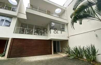 Imagem: A casa possui 4 Dormitórios, 5 Banheiros, 4 Vagas na garagem