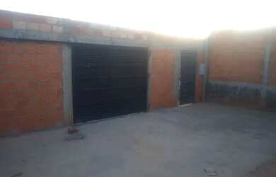 Imagem: A casa possui 2 Dormitórios, 2 Banheiros, 2 Vagas na garagem