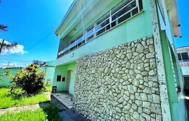 Imagem: A casa possui 3 Dormitórios, 2 Banheiros, 3 Vagas na garagem